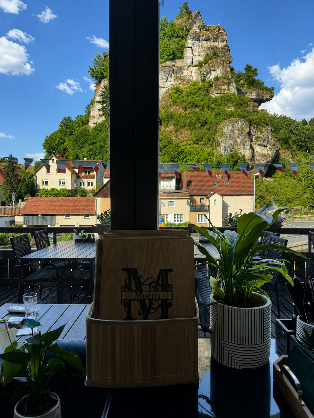 Blick von der Terrasse auf den Pottensteiner Felsen
