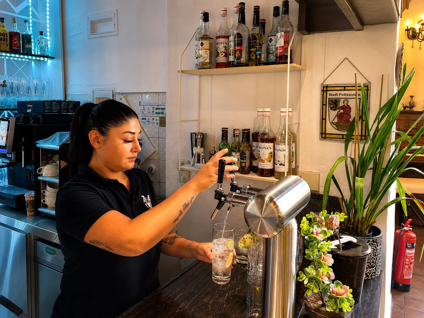 Service an der Bar mit frischem Getränk im Restaurant Moena