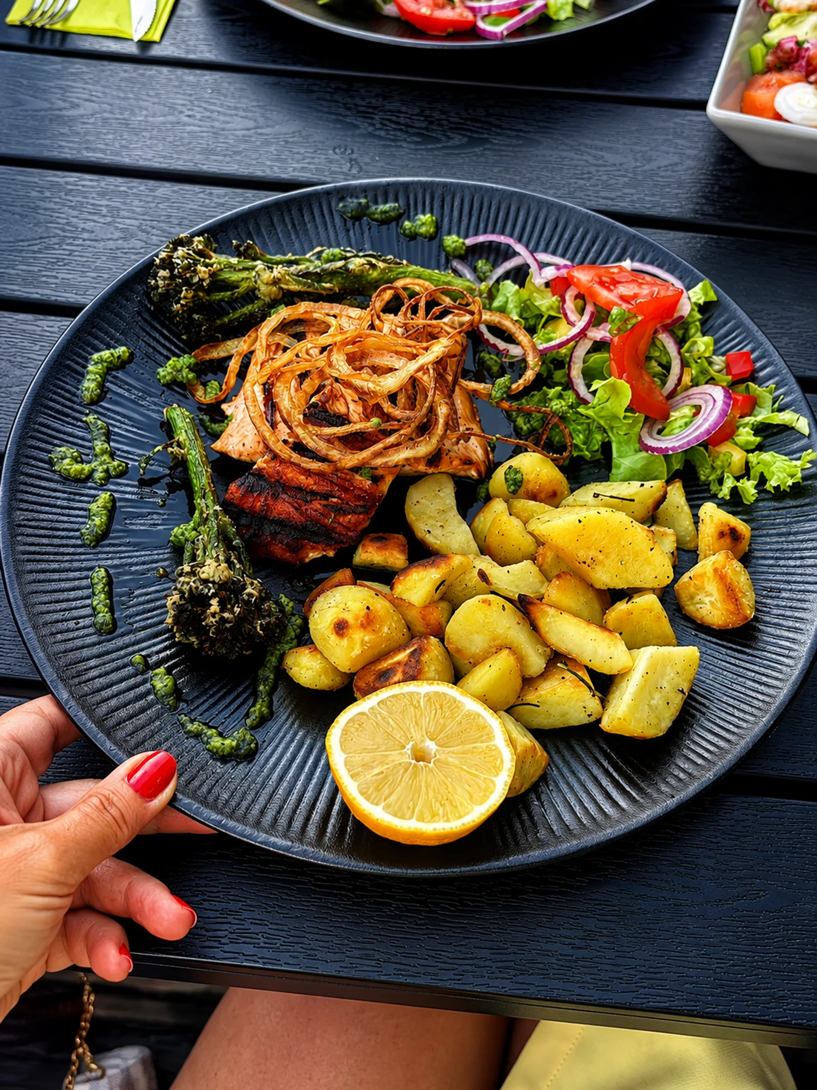 Gebratener Lachs mit Röstkartoffeln, Brokkolini und frischem Salat
