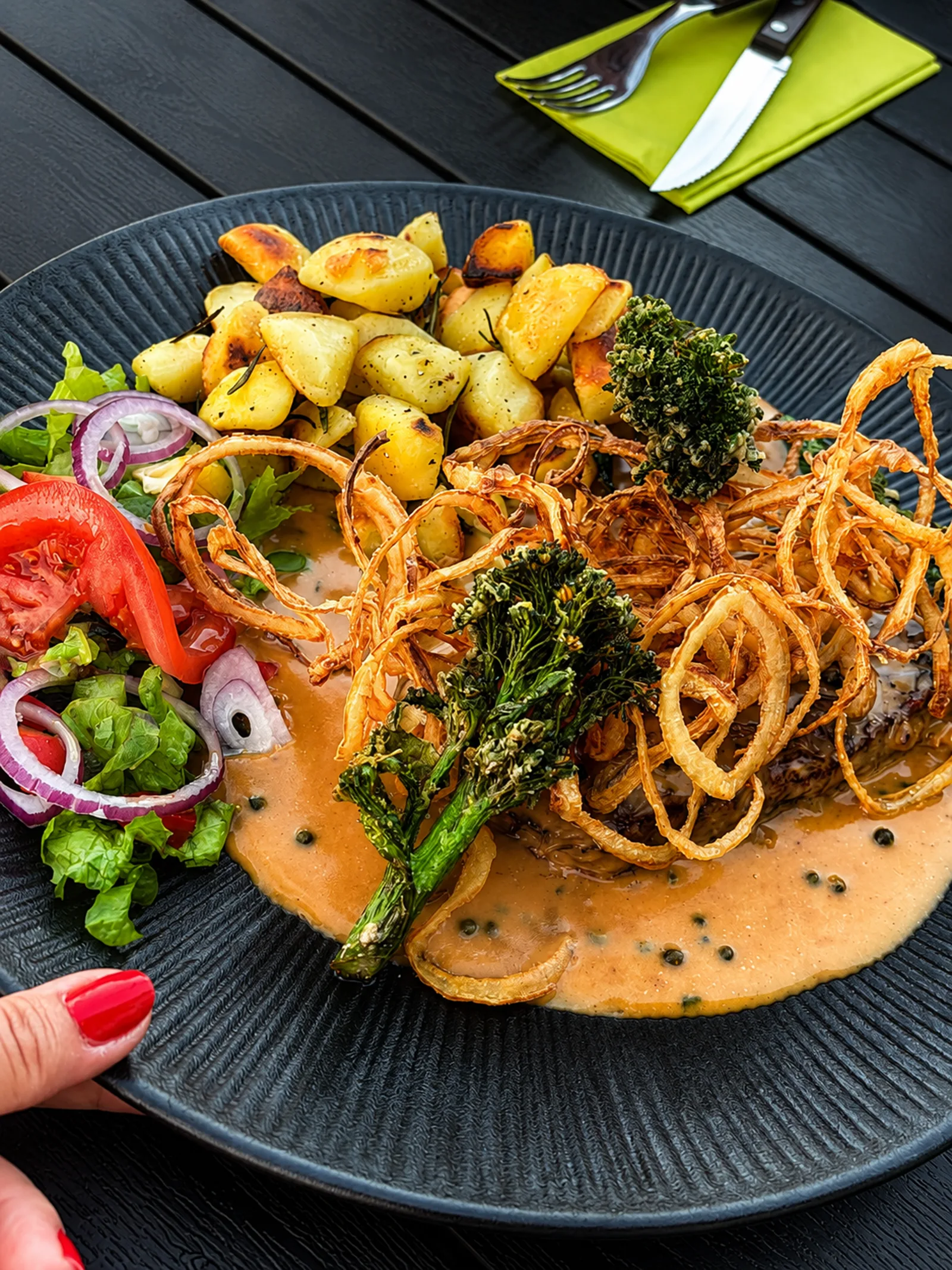Fleischgericht mit Pfeffersauce, Röstkartoffeln und Röstzwiebeln