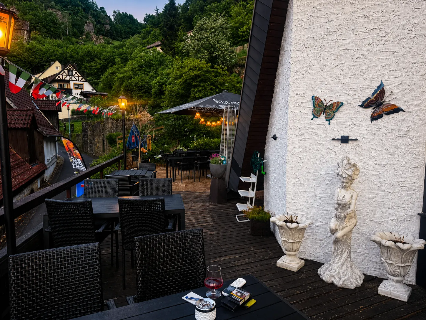 Terrasse des Restaurant Moena mit Blick ins Grüne