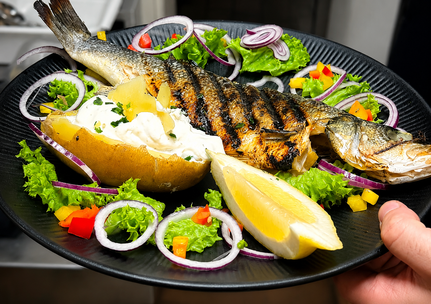 Gegrillter Fisch mit Kartoffel und Zitrone