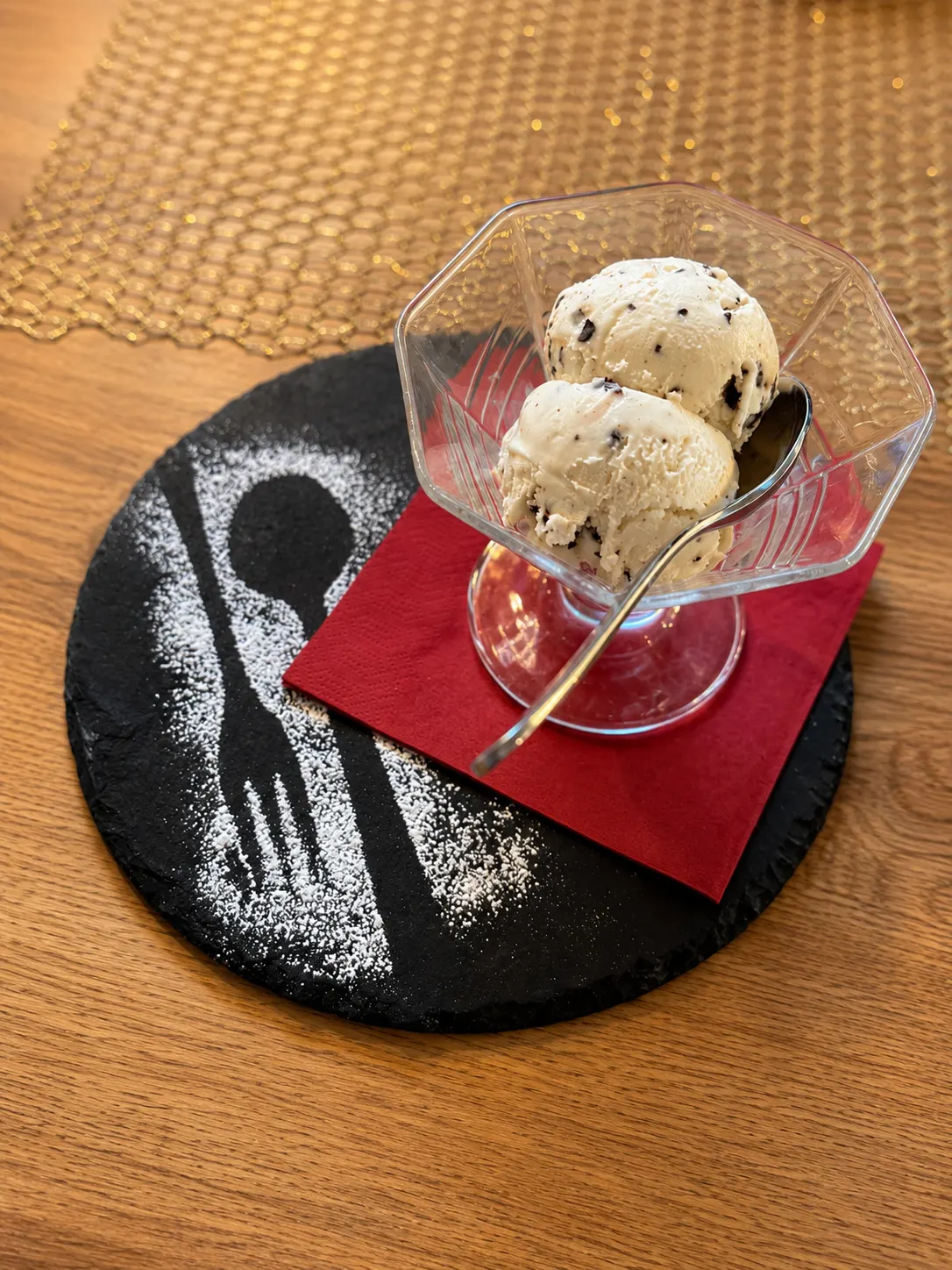 Stracciatella-Eis im Kristallglas auf dekorierter Schieferplatte