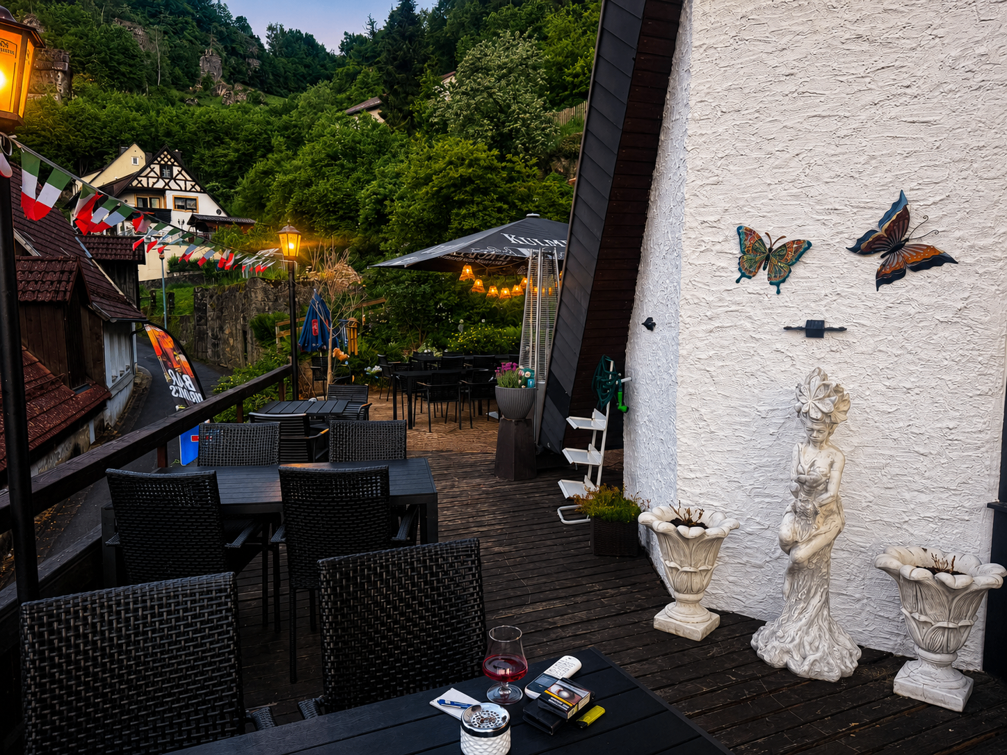 Terrasse des Restaurant Moena mit Blick ins Grüne