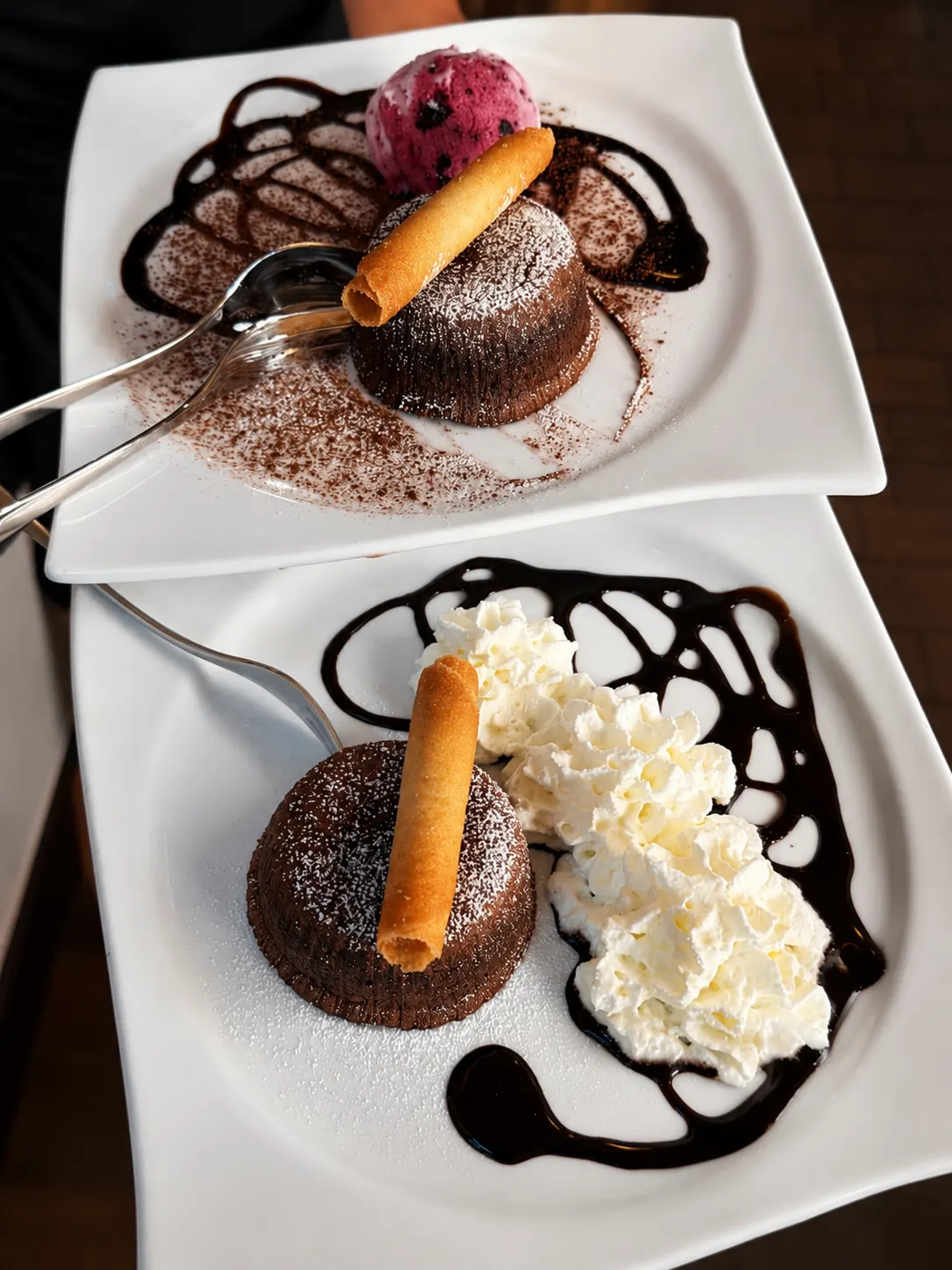 Zwei Schokoladen-Soufflés mit Eis und Sahne