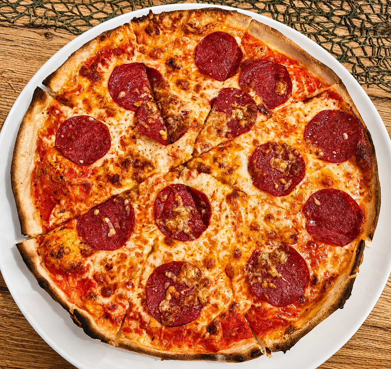 Frisch gebackene Salami-Pizza aus dem Restaurant