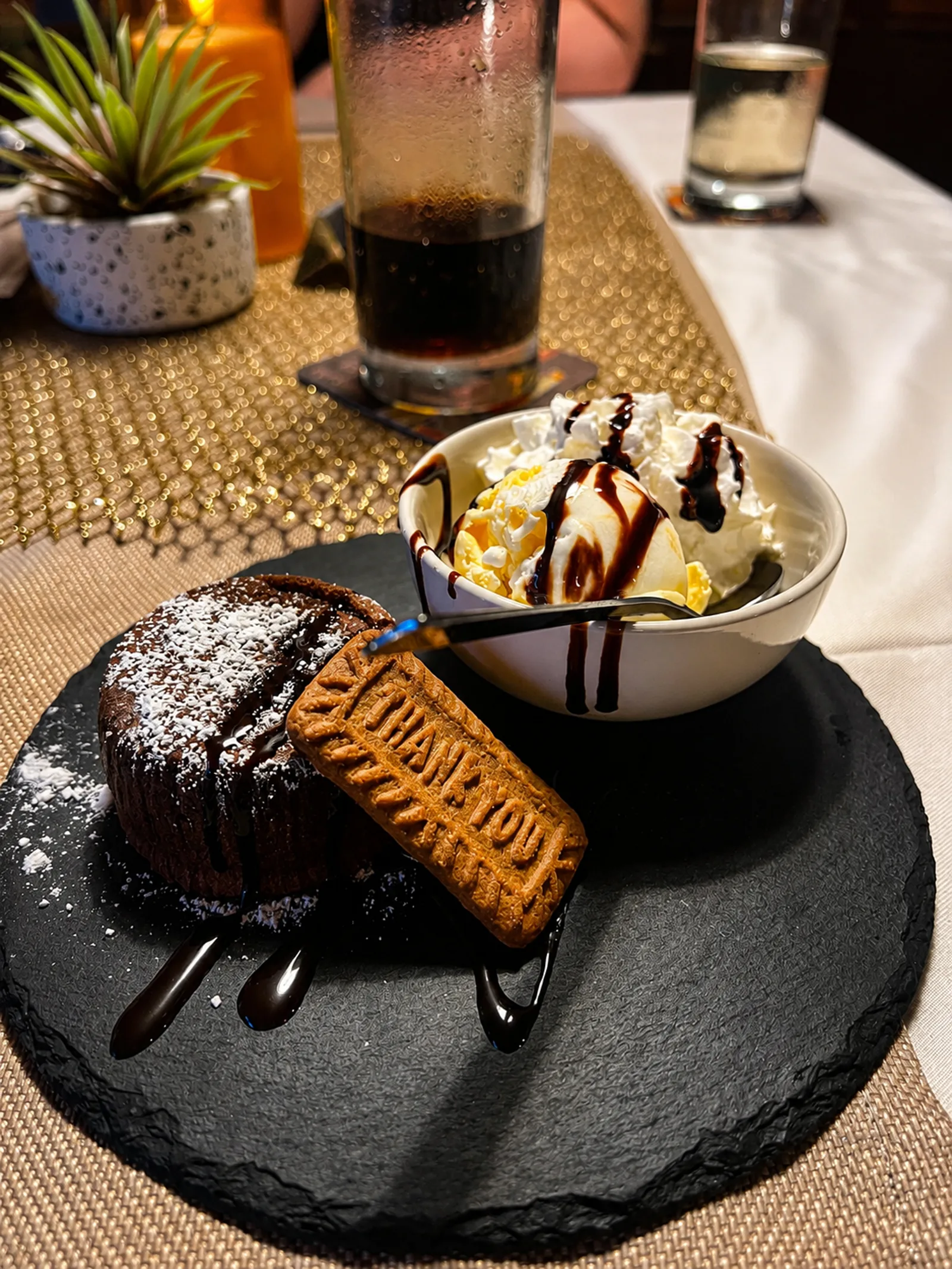 Warmes Schokoküchlein mit Vanilleeis, Sahne und Schokoladensauce