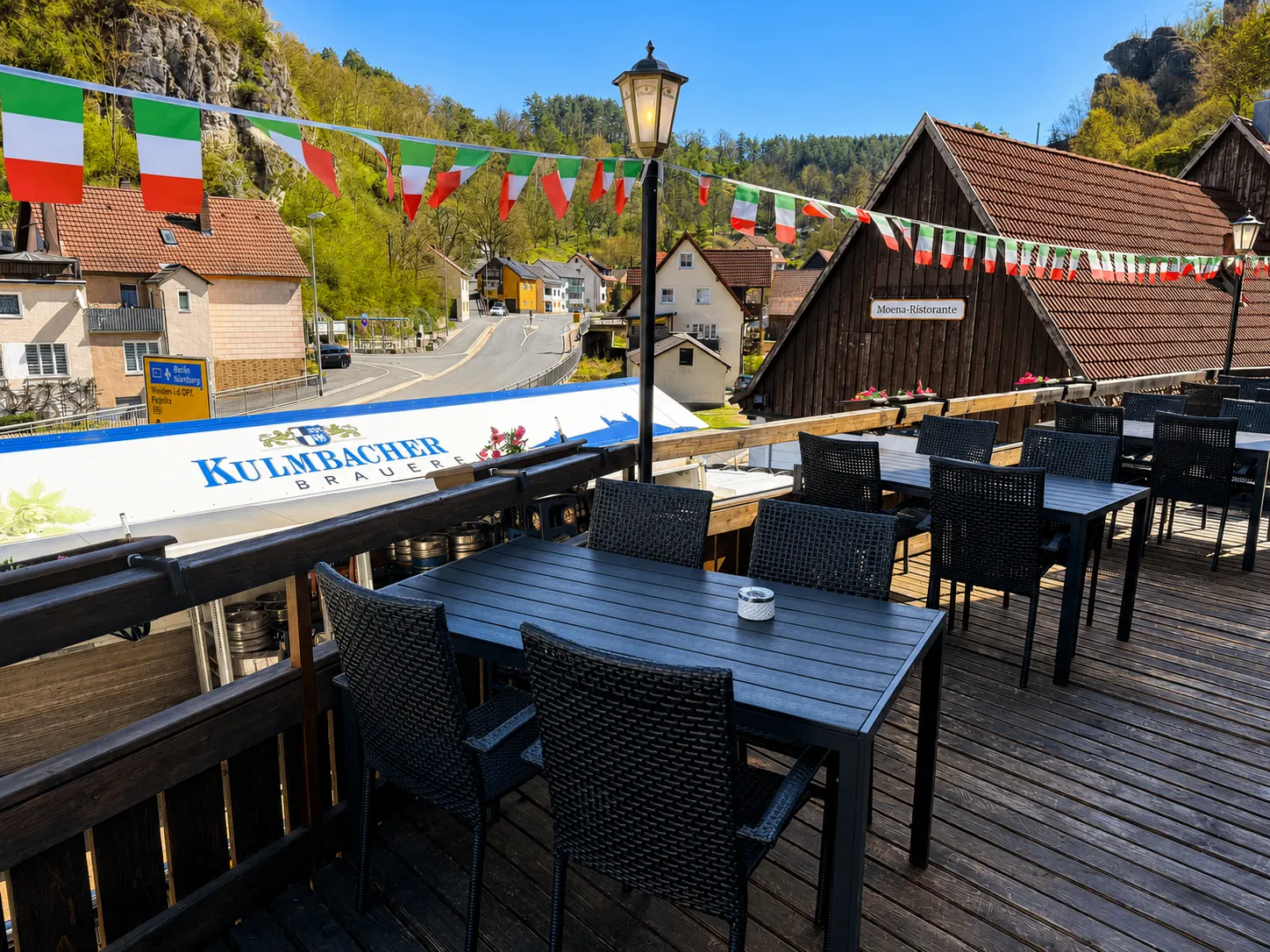 Terrasse mit Italienflaggen und Blick auf Pottenstein